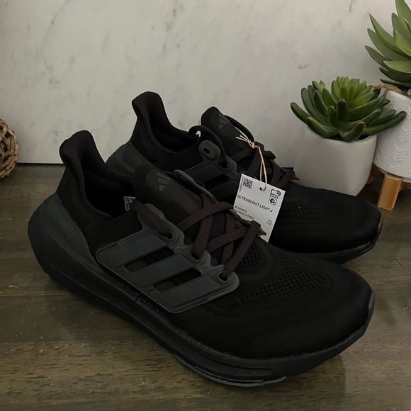 adidas UltraBOOST Light J Triple Black - Picture 8 of 10